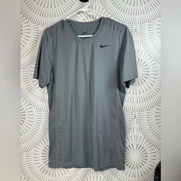 Nike Men’s Short Sleeve Gray Dri Fit Shirt Medium - Picture 1 of 4